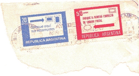 Tpico pedazo de sello circulado pegado en un trozo de carta con su matasello