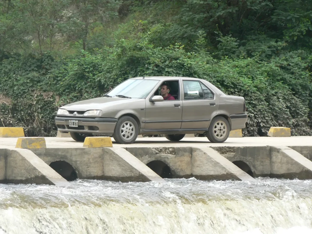 Renault 19 cruzando el río en El Durazno Córdoba