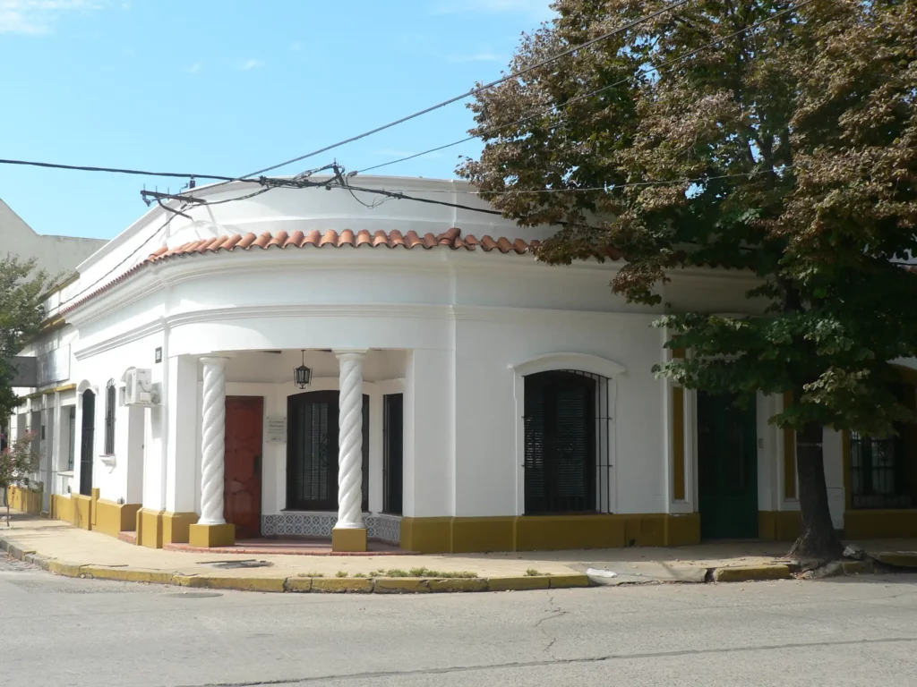 Angolo con Vintage House in città sul fiume Uruguay